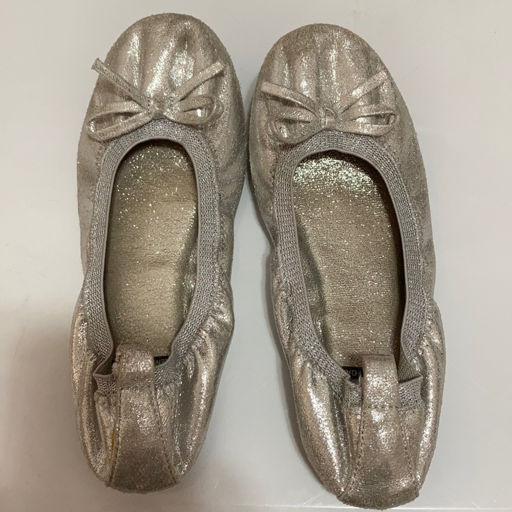 Girls preowned size 1 slip on silver shoes